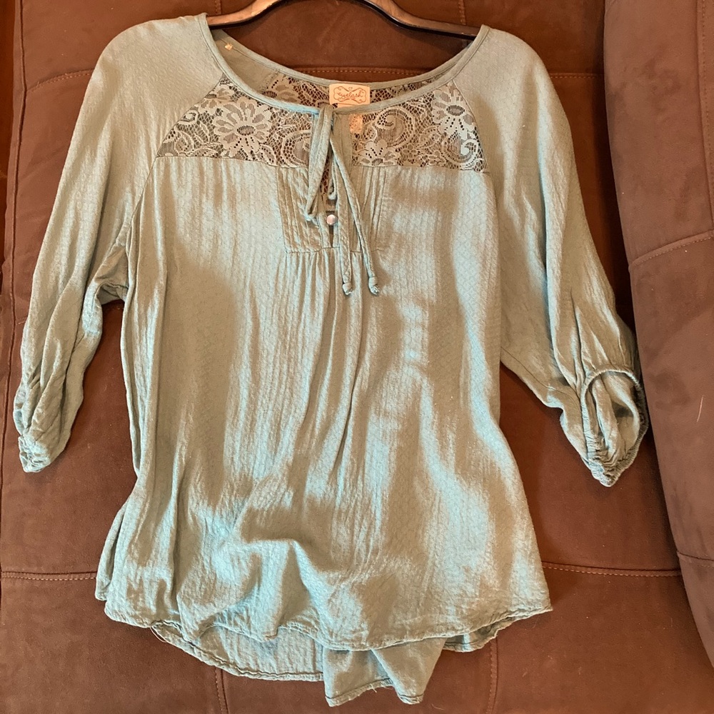Cute lace flowy top!